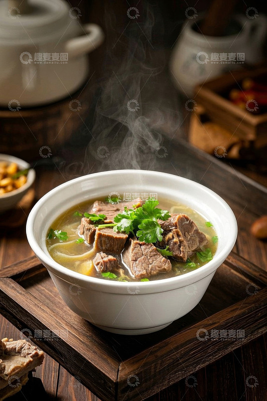 热气腾腾的牛肉汤美食