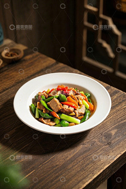 中式餐桌上的辣椒炒肉菜品