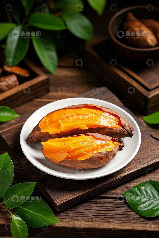 木桌上白盘里的切开红薯
