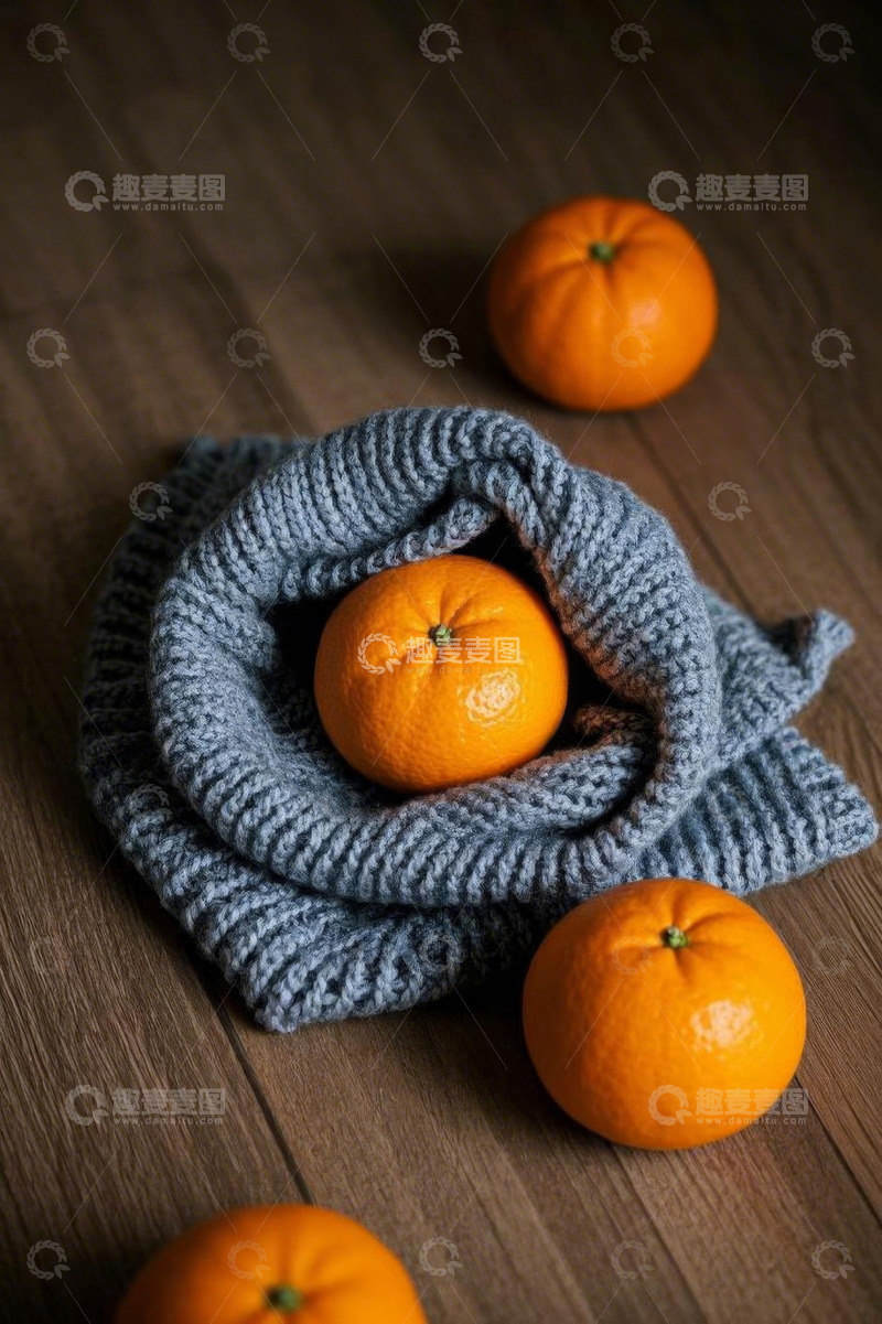 高清大图下载【趣麦麦图】木质桌面上围巾与橘子静物