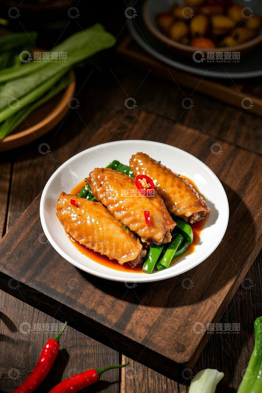 盘中美味鸡翅搭配青菜