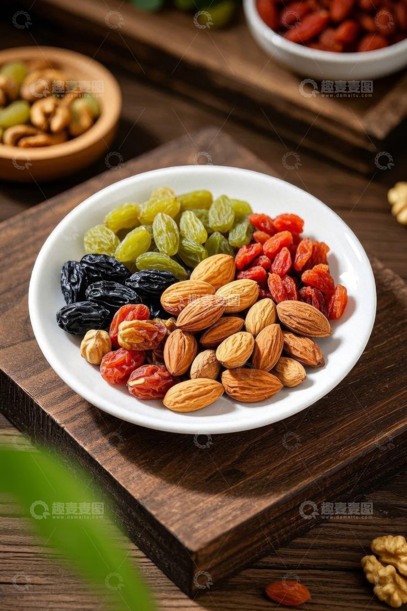 高清大图下载【趣麦麦图】木盘上的混合坚果与葡萄干