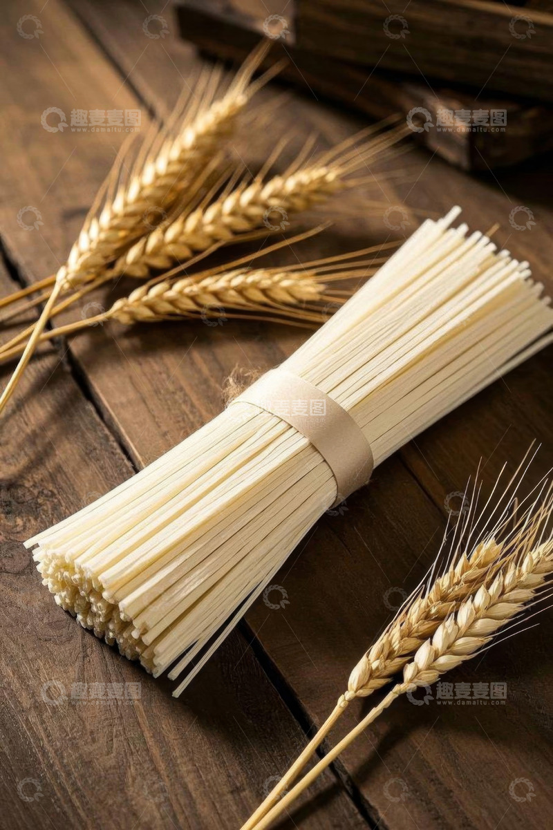 高清大图下载【趣麦麦图】木桌上的面条与麦穗素材