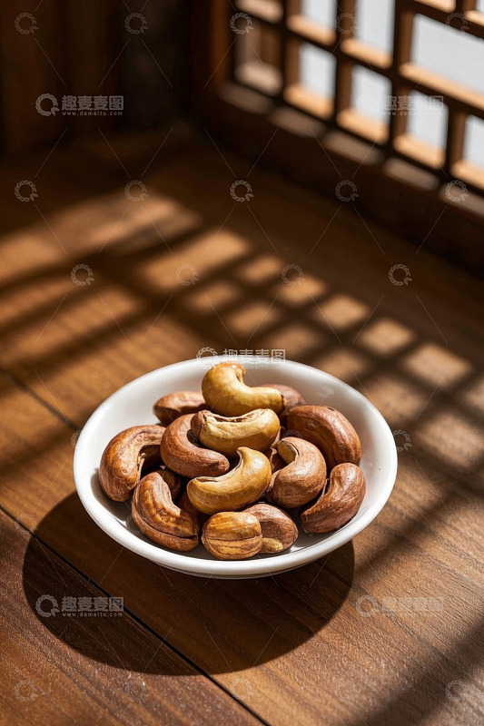 木桌上白盘内的腰果特写