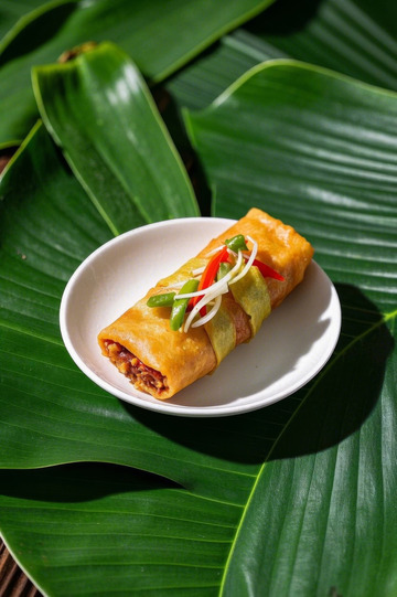 白色盘中的美味春卷