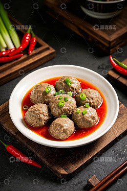 盘中红烧肉丸配葱与辣椒