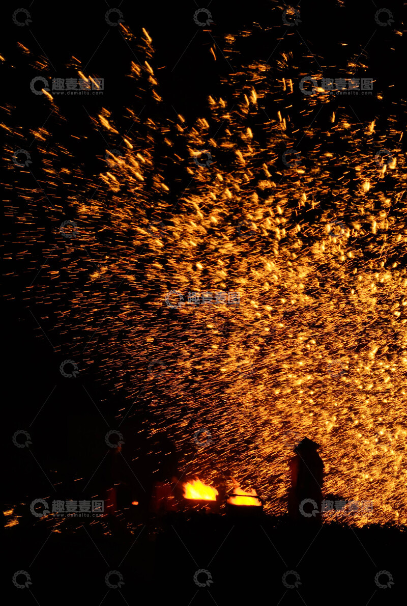 高清大图下载【趣麦麦图】打铁花表演夜空火花飞溅场景