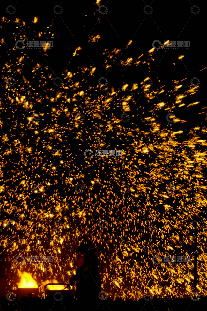 高清大图下载【趣麦麦图】打铁花表演夜空火花四溅