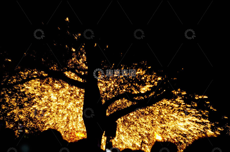高清大图下载【趣麦麦图】打铁花表演夜空火花飞溅火花树剪影