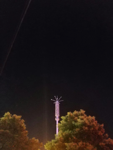 夜晚的电塔下的灯光