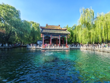 古典亭台湖泊风光