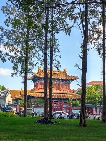 古典建筑绿树环绕风光摄影