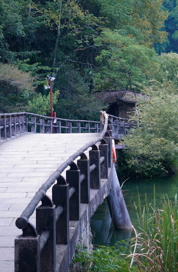 静谧石桥自然风光摄影