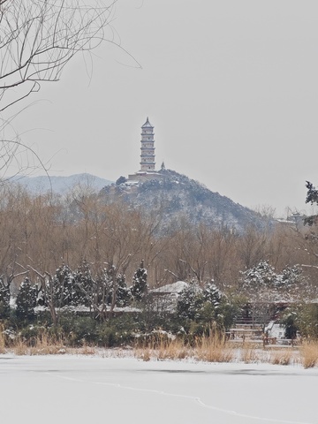 雪景宝塔山峦风光
