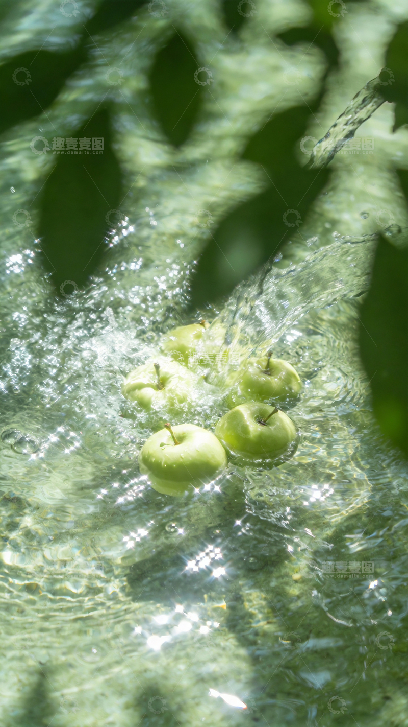 源文件下载【趣麦麦图】树荫下水中的青苹果2