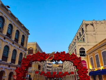 欧式街道红花装饰美景