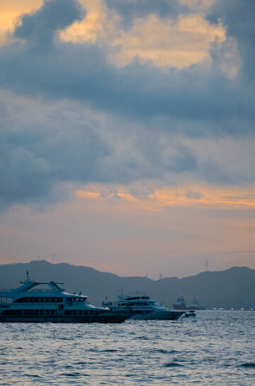 海湾游艇黄昏景色