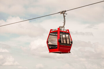 红色索道缆车高空行驶