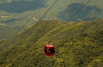 葛仙山山间索道风光