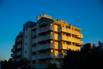 黄昏光影居民楼建筑摄影