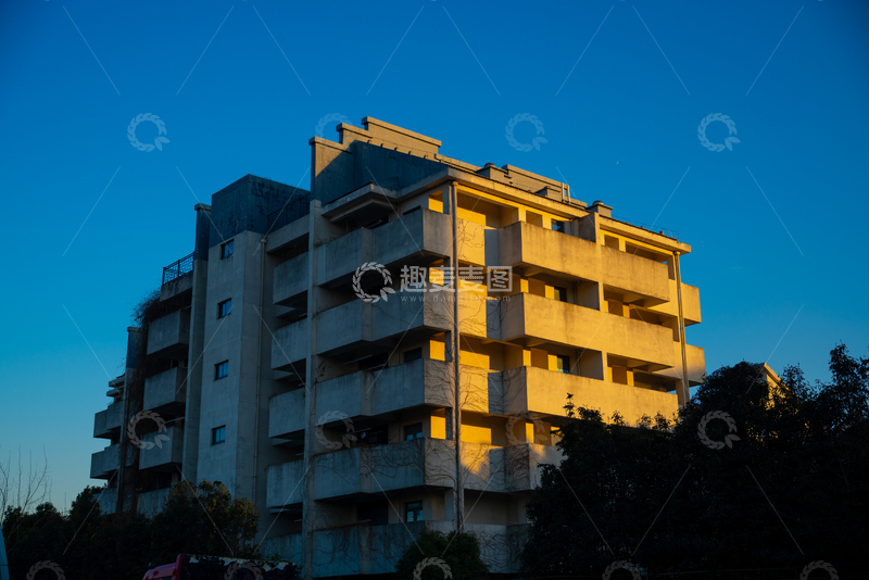 高清大图下载【趣麦麦图】黄昏光影居民楼建筑摄影