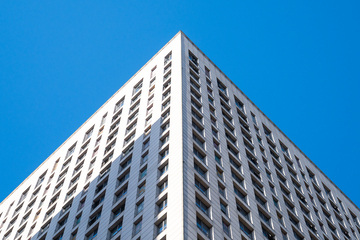 现代建筑蓝天映衬