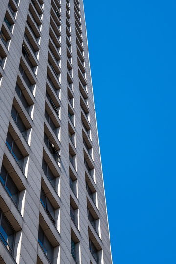 现代建筑蓝天映衬