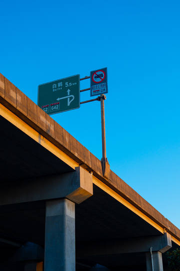 城市高架路指示牌