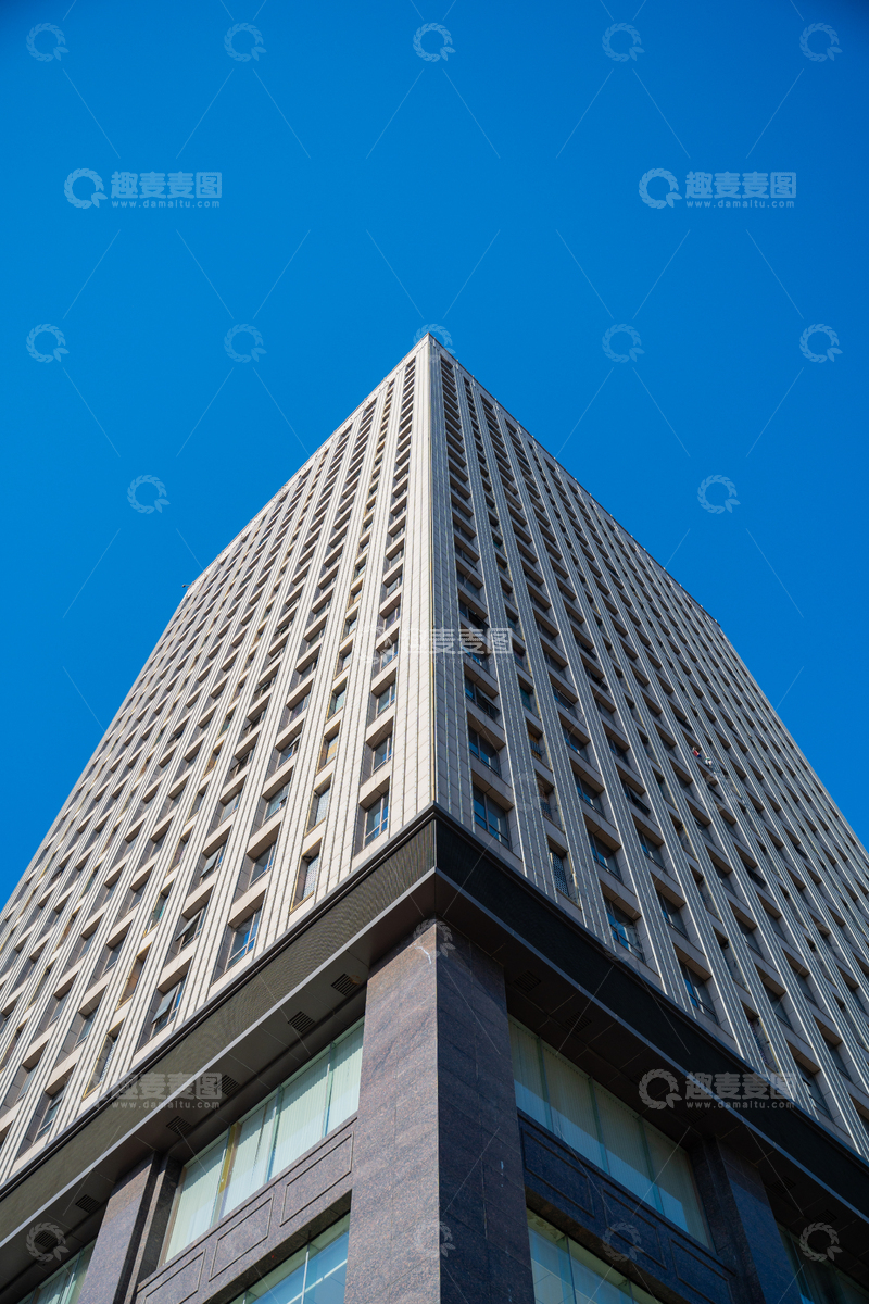 高清大图下载【趣麦麦图】仰拍高楼蓝天城市建筑