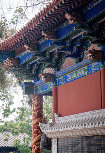 古典建筑彩绘屋檐细节