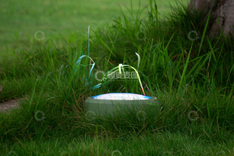 高清大图下载【趣麦麦图】-路边草地地灯照明