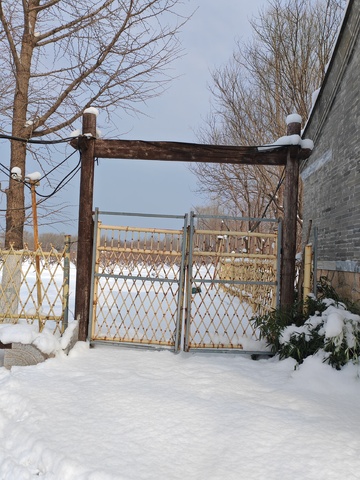 冬日雪景木门栅栏