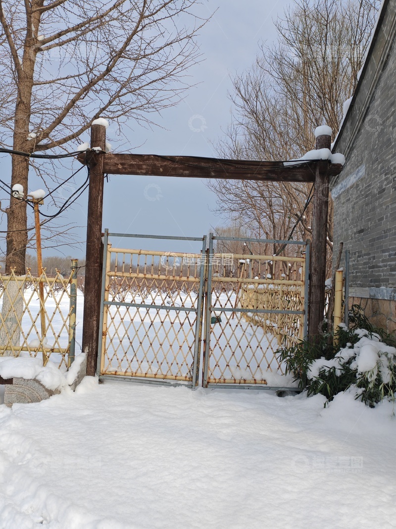 高清大图下载【趣麦麦图】冬日雪景木门栅栏