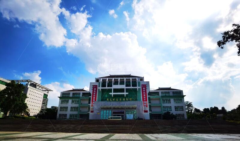 高清大图下载【趣麦麦图】-蓝天白云下的校园建筑