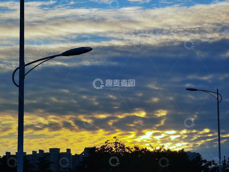 高清大图下载【趣麦麦图】黄昏街景路灯剪影