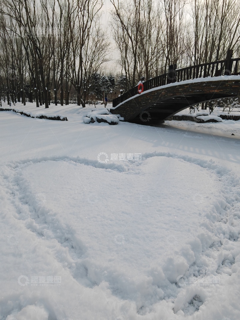 高清大图下载【趣麦麦图】-冬日雪景木桥风光摄影图片