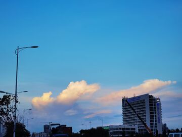 城市黄昏高楼云朵美景