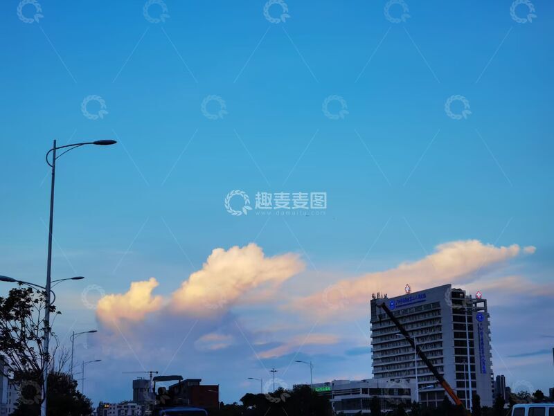 高清大图下载【趣麦麦图】城市黄昏高楼云朵美景