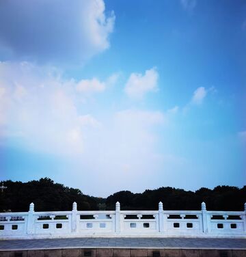 蓝天白云石桥美景