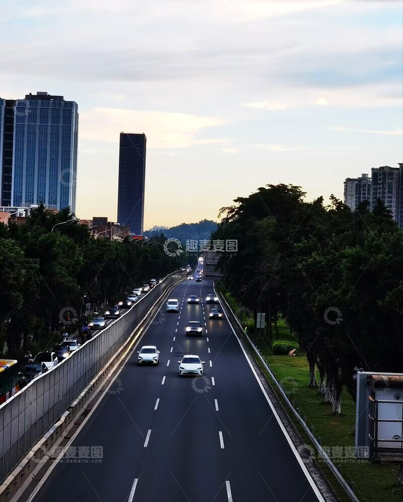 高清大图下载【趣麦麦图】城市高速路绿树成荫