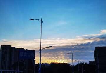 城市黄昏街景剪影