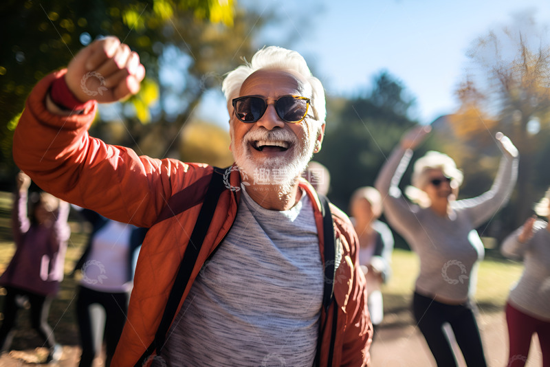 高清大图下载【趣麦麦图】老年人在公园里健身