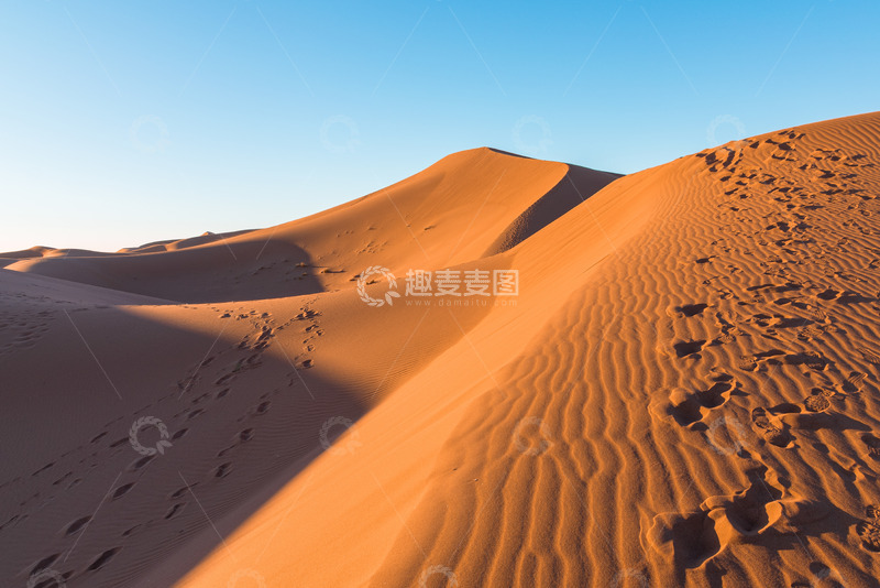 高清大图下载【趣麦麦图】淡蓝天幕下的足迹