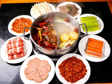 冒着热气的火锅与食材