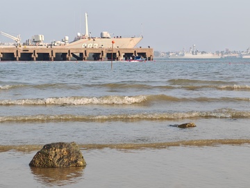 海边军舰风景写实摄影图片