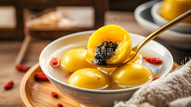 高清大图下载【趣麦麦图】黄汤圆搭配黑芝麻内馅的节庆中式甜品摆拍
