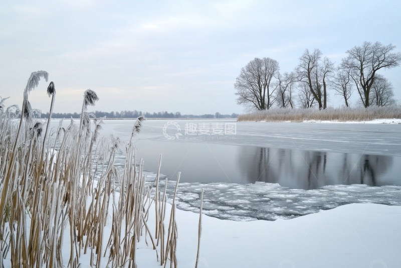 高清大图下载【趣麦麦图】冬季河流雪地荒草