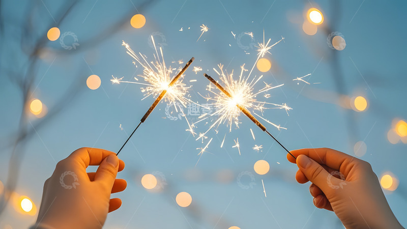 高清大图下载【趣麦麦图】手持烟花庆祝新年
