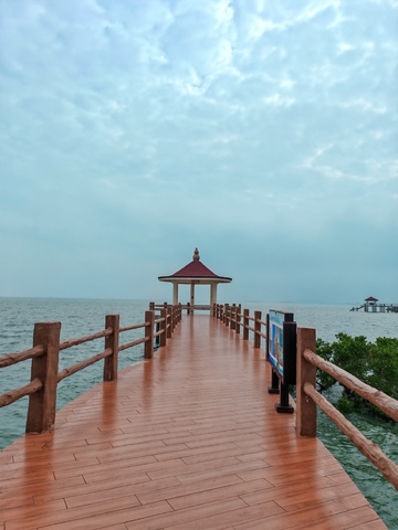 海边木栈道凉亭风景