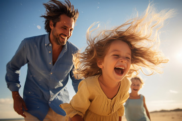 小女孩和父亲一起玩耍